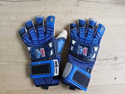 Twee linkerhandschoenen Nordin Bakker