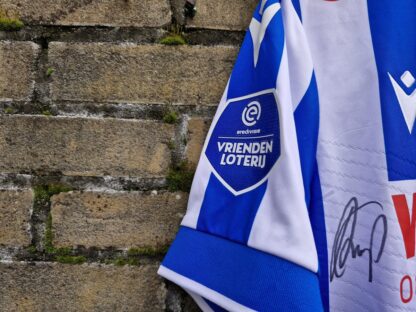 Gesigneerd shirt sc Heerenveen (met badges) - Afbeelding 4
