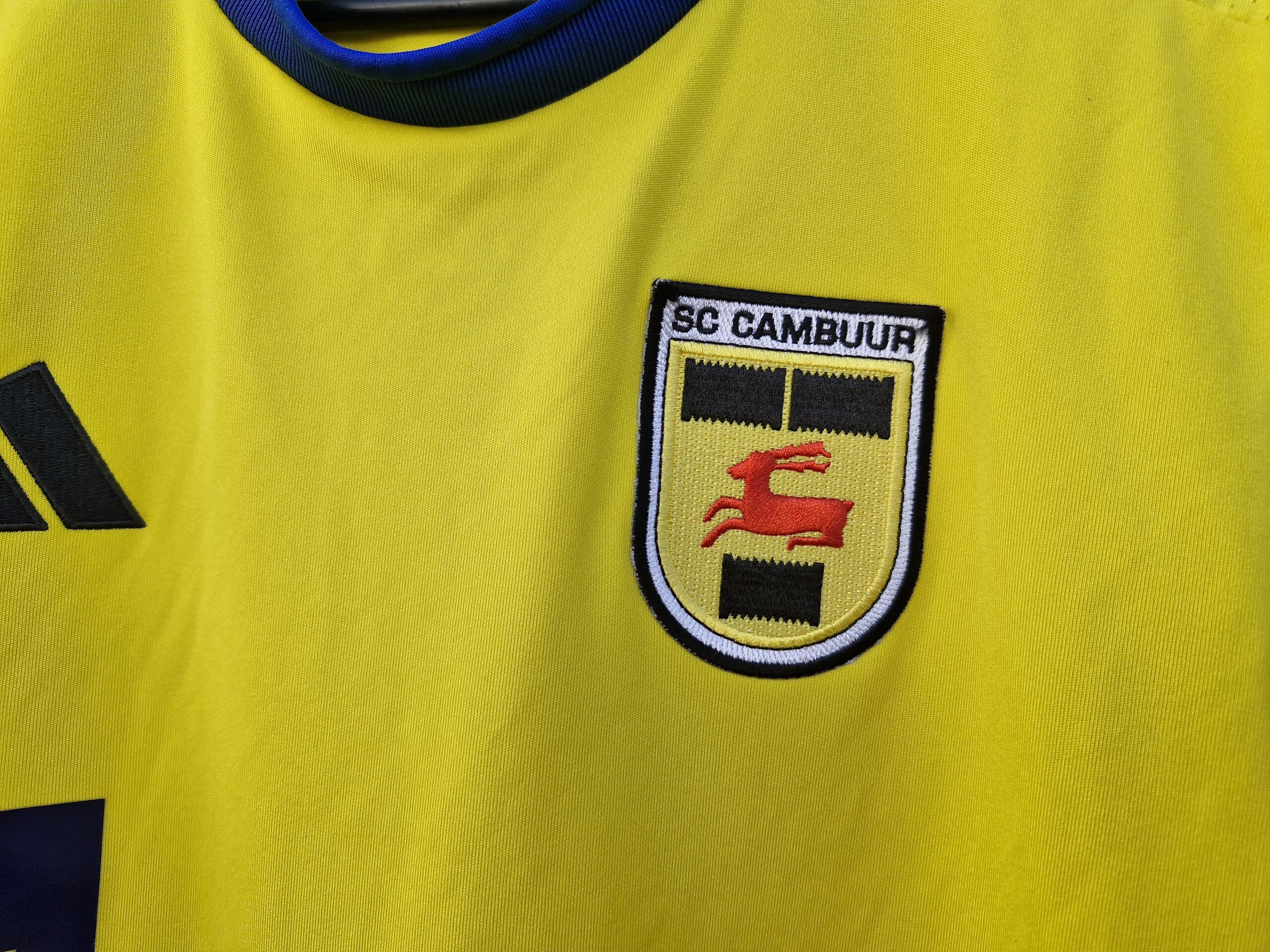 SC Cambuur jeugdshirt + broekje nummer 3 (thuis) - Afbeelding 3