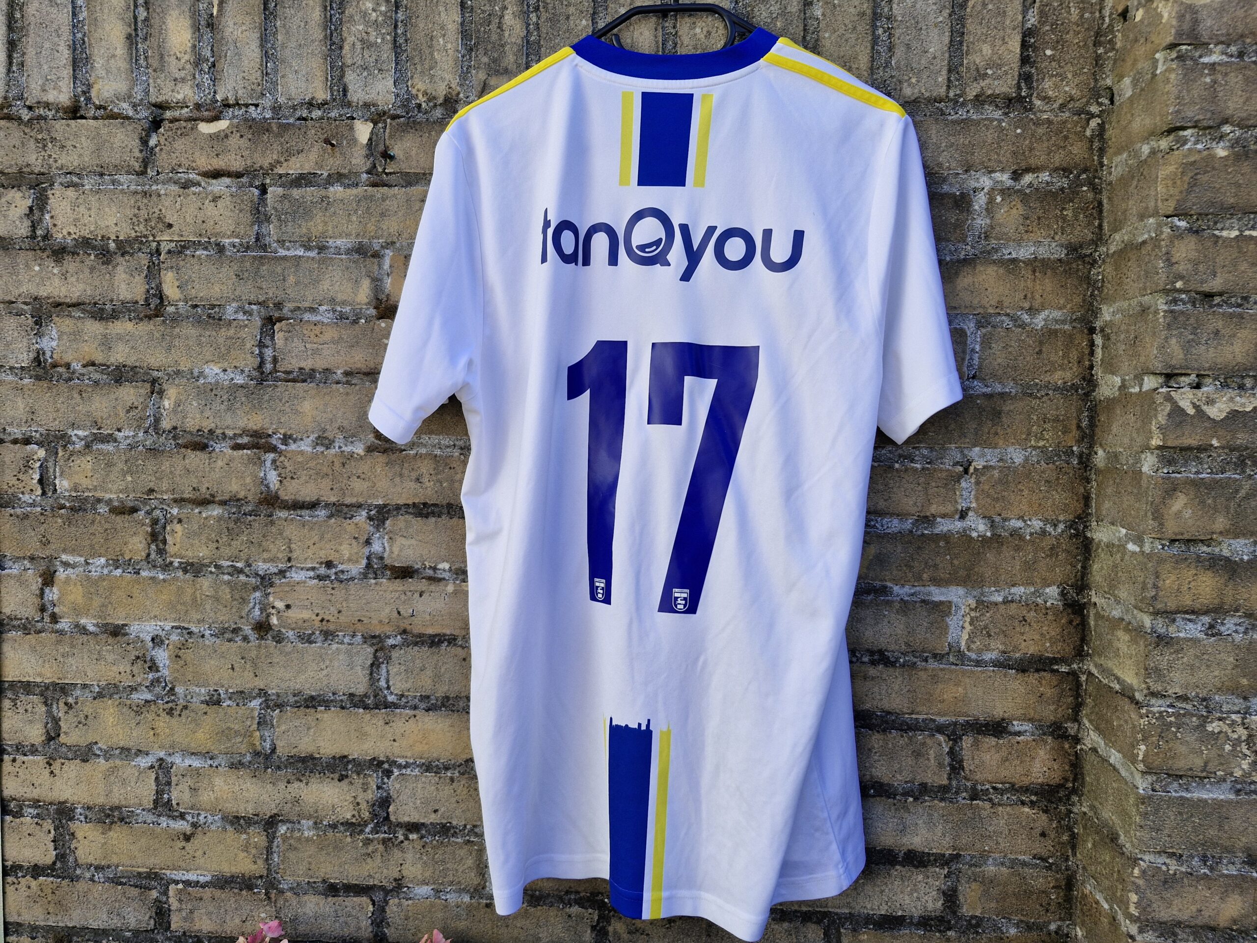 SC Cambuur jeugdshirt + broekje nummer 17 (uit)