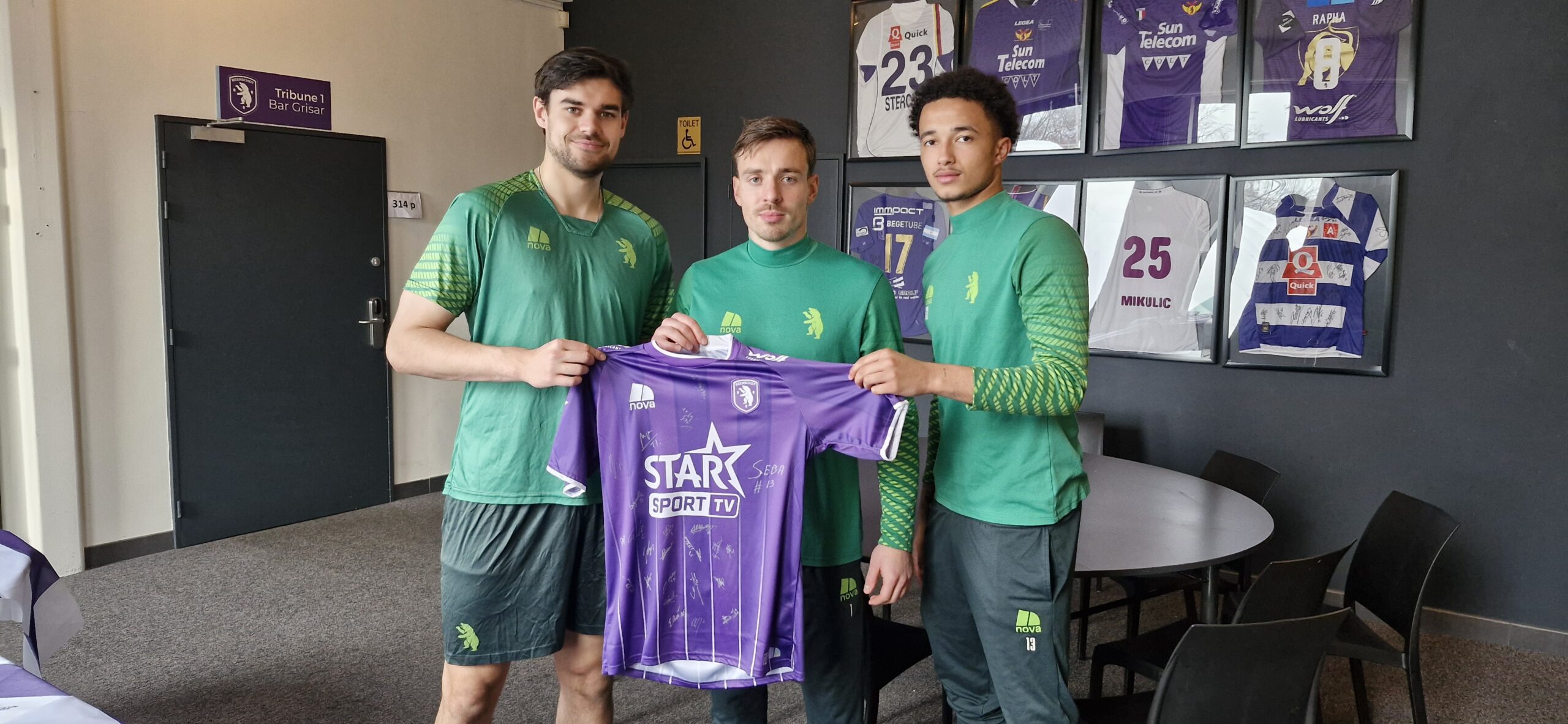 K. Beerschot V.A. Gehandtekend homeshirt (1)