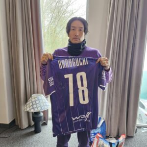 K. Beerschot V.A. gehandtekend homeshirt Genki Haraguchi