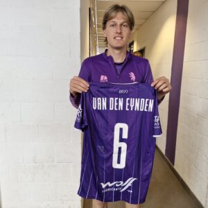 K. Beerschot V.A. gehandtekend homeshirt Bas Van den Eynden