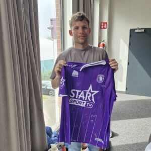 K. Beerschot V.A. gehandtekend homeshirt (4)