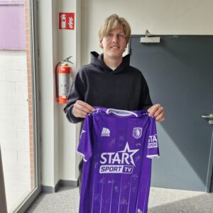 K. Beerschot V.A. gehandtekend homeshirt (6)