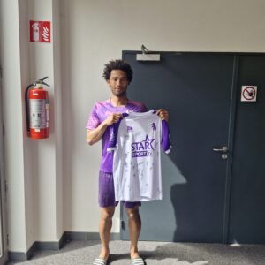 K. Beerschot V.A. gehandtekend awayshirt (2)