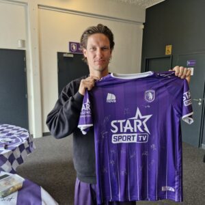 K. Beerschot V.A. gehandtekend homeshirt (5)