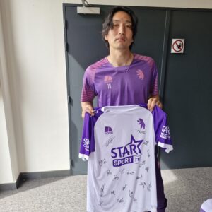 K. Beerschot V.A. gehandtekend awayshirt (1)