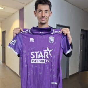 K. Beerschot V.A. gehandtekend homeshirt (2)