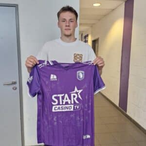K. Beerschot V.A. gehandtekend homeshirt (1)