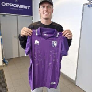 K. Beerschot V.A. gehandtekend homeshirt (3)